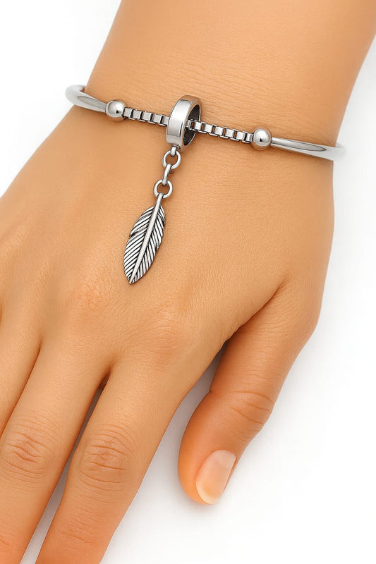 💎 Chic 925 Silver Heart Cutout Bracelet with Adjustable Fit